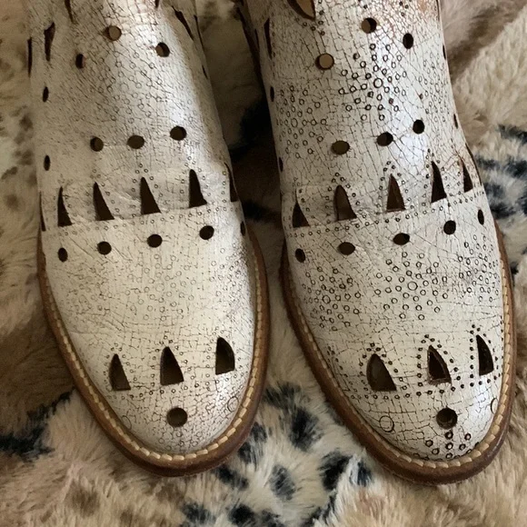 Musse & Cloud Anisse Distressed Leather Boots — 5/5.5 US / 36 Euro - Picture 8 of 10